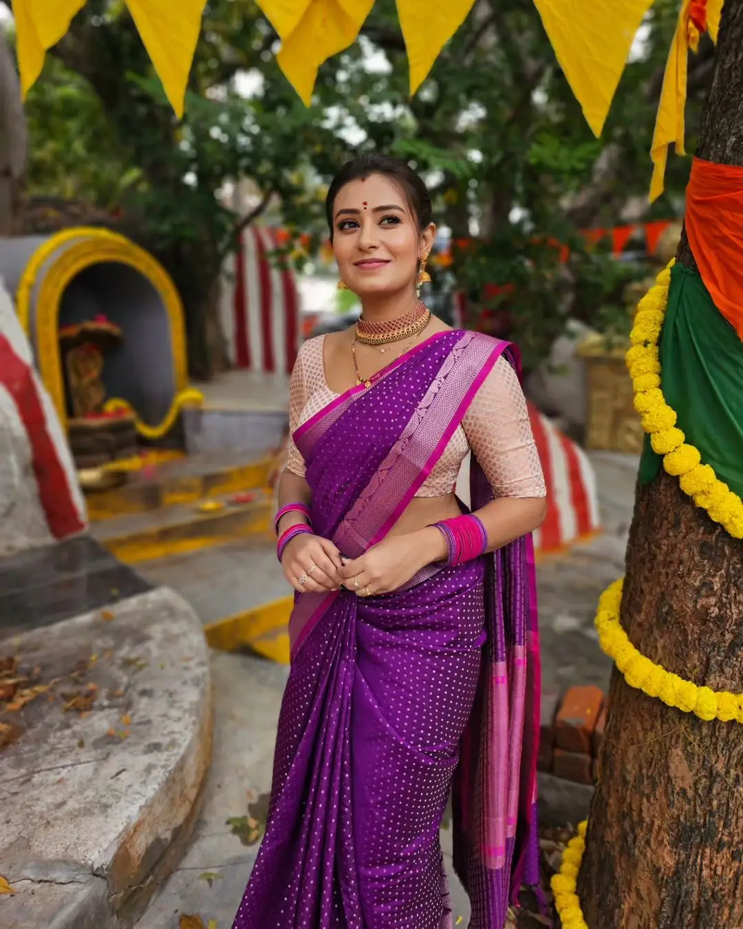 Deepa Jagadeesh Wearing Beautiful Earrings Jewellery Violet Saree Pink Blouse